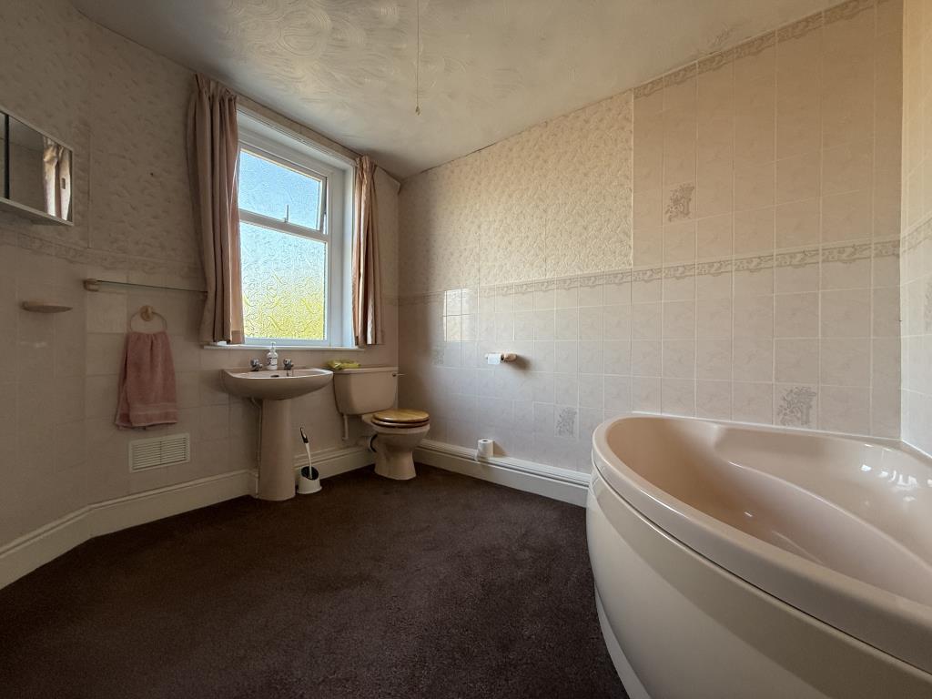 Lot: 132 - TWO-BEDROOM HOUSE FOR IMPROVEMENT - Bathroom